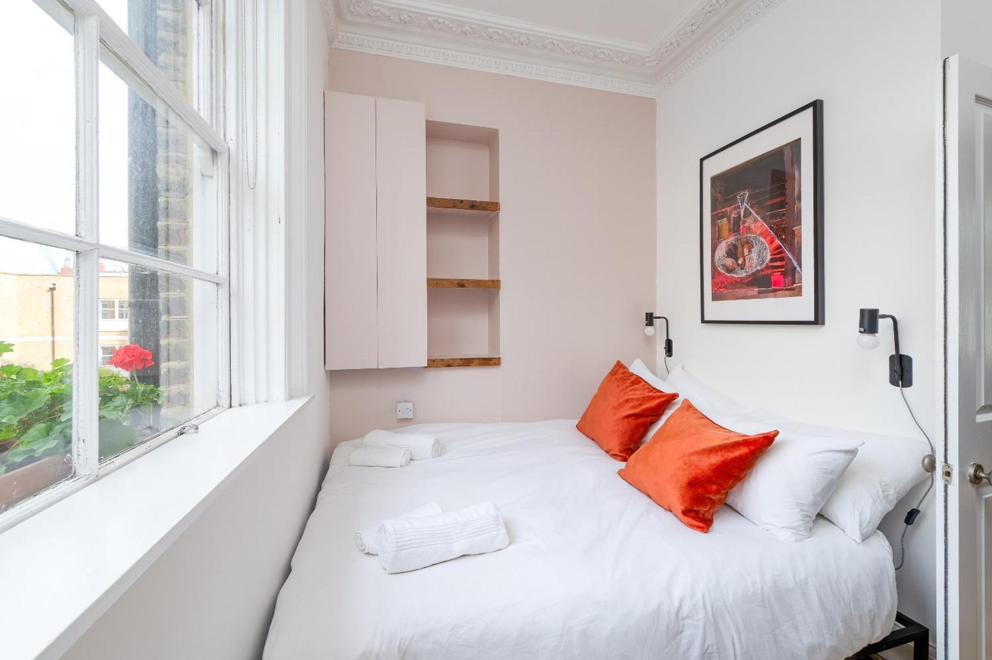 1 Bedroom Chic Flat By Hostarahomes, Sleeps Up To 4, Full Apartment, Location * London