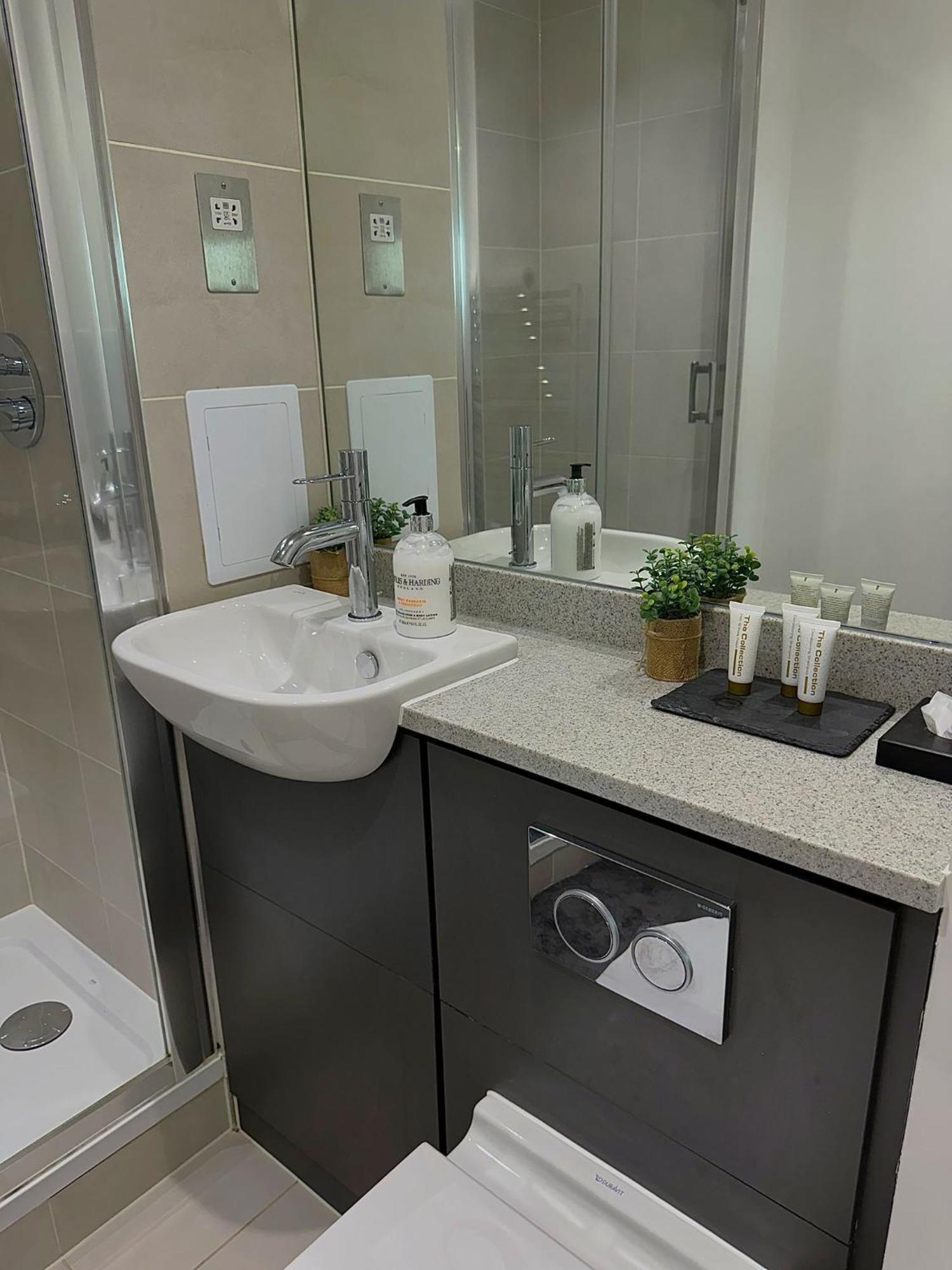 Kayz Lodge- Luxury Ensuite-private & Shared In A New House At The Olympic Village Overlooking Stratford Westfield And Tube Station * London