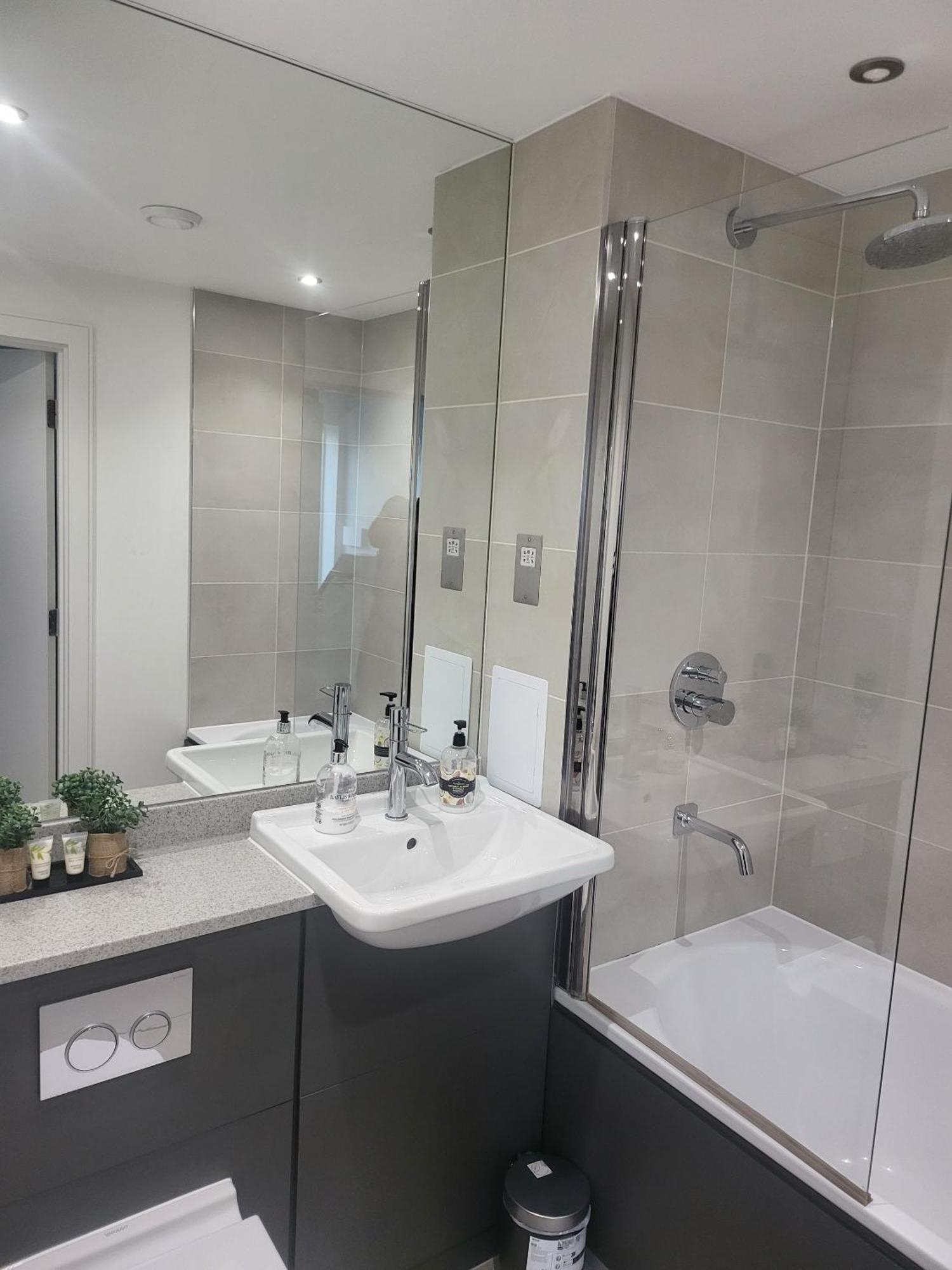 Kayz Lodge- Luxury Ensuite-private & Shared In A New House At The Olympic Village Overlooking Stratford Westfield And Tube Station London