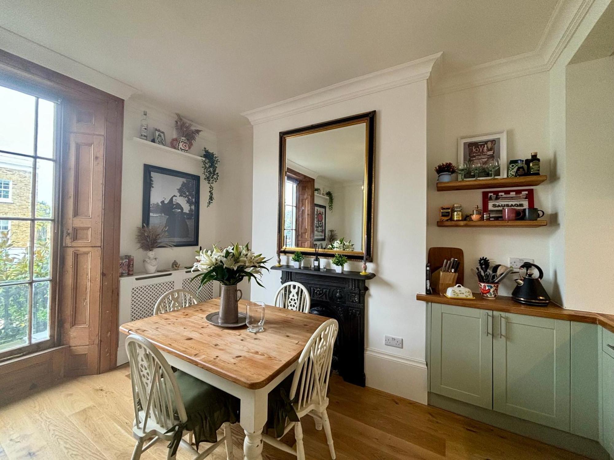 Vintage-inspired 1bd Flat In De Beauvoir Town