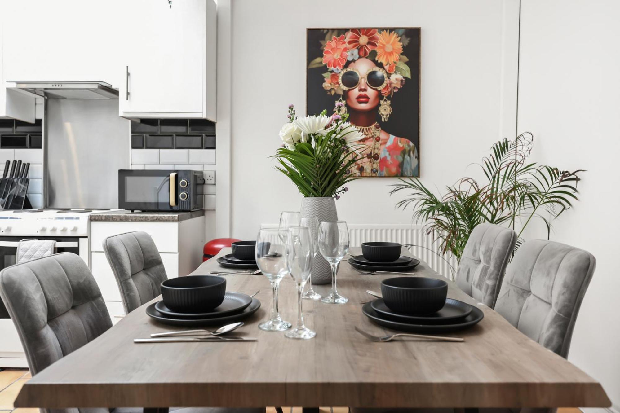 Centrally Located Spacious Three Bedroom Short Term & Flexible Renting Hackney With Free Wifi Londen