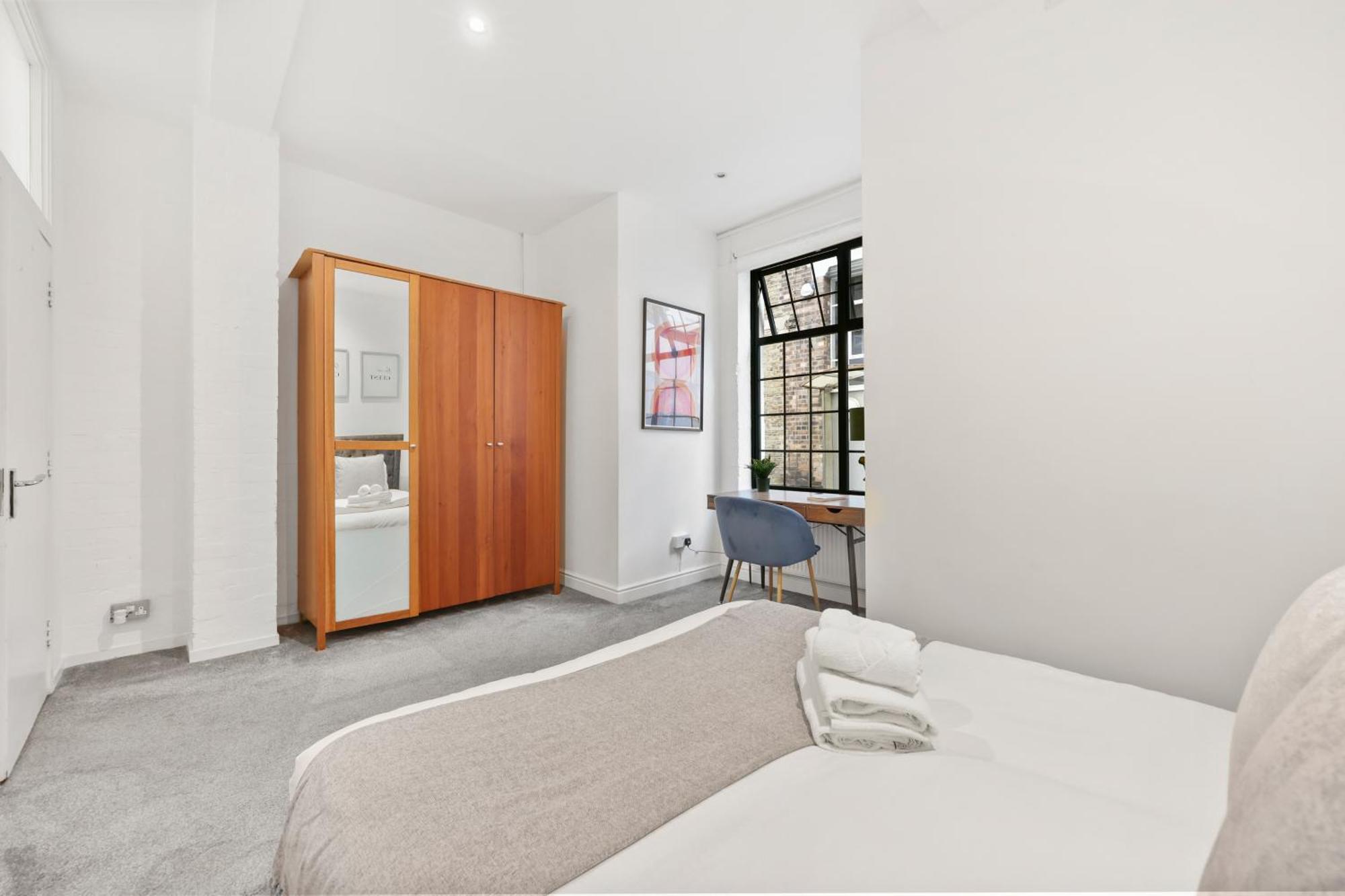 Centrally Located Spacious Three Bedroom Short Term & Flexible Renting Hackney With Free Wifi Appartement