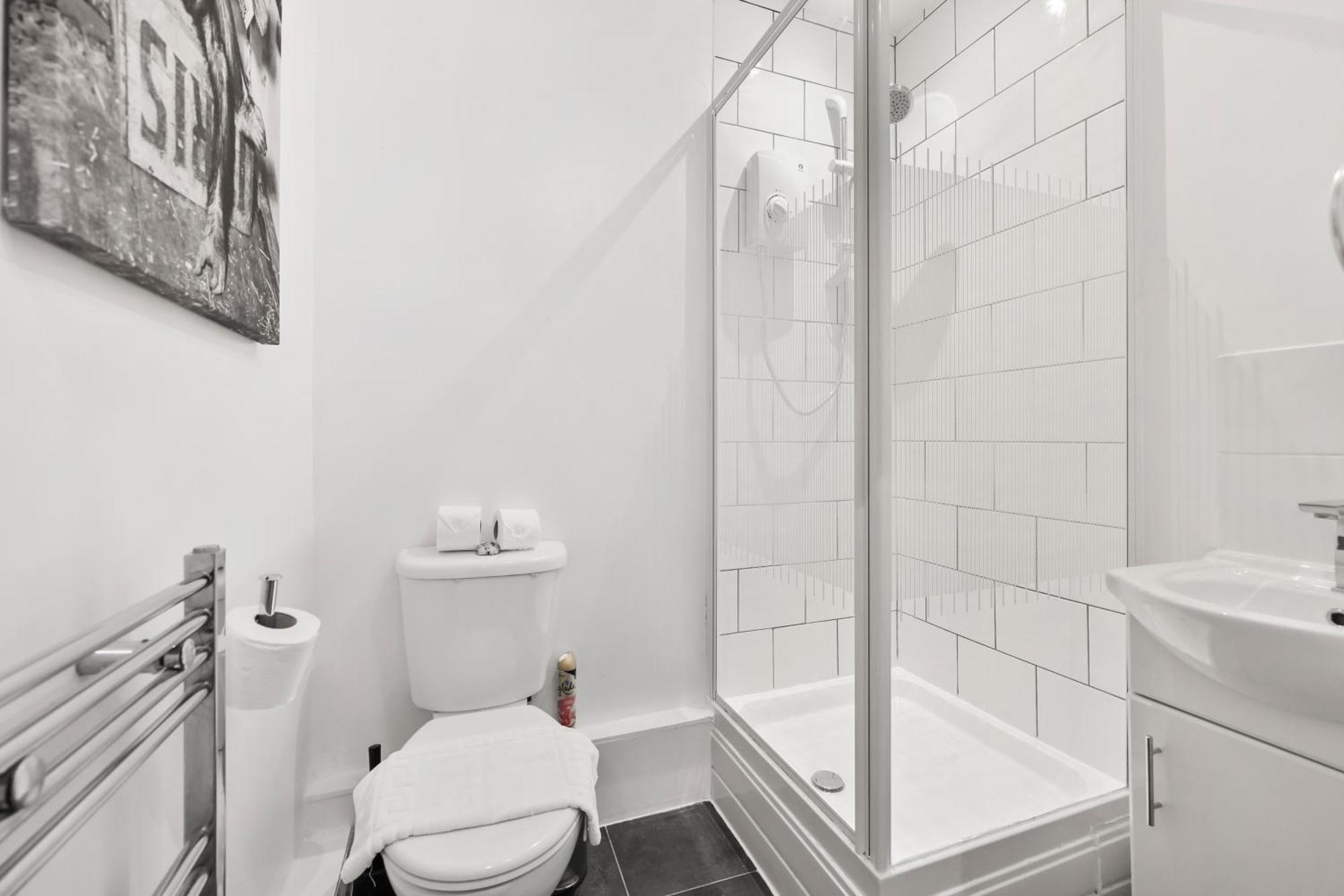 Centrally Located Spacious Three Bedroom Short Term & Flexible Renting Hackney With Free Wifi * Londen