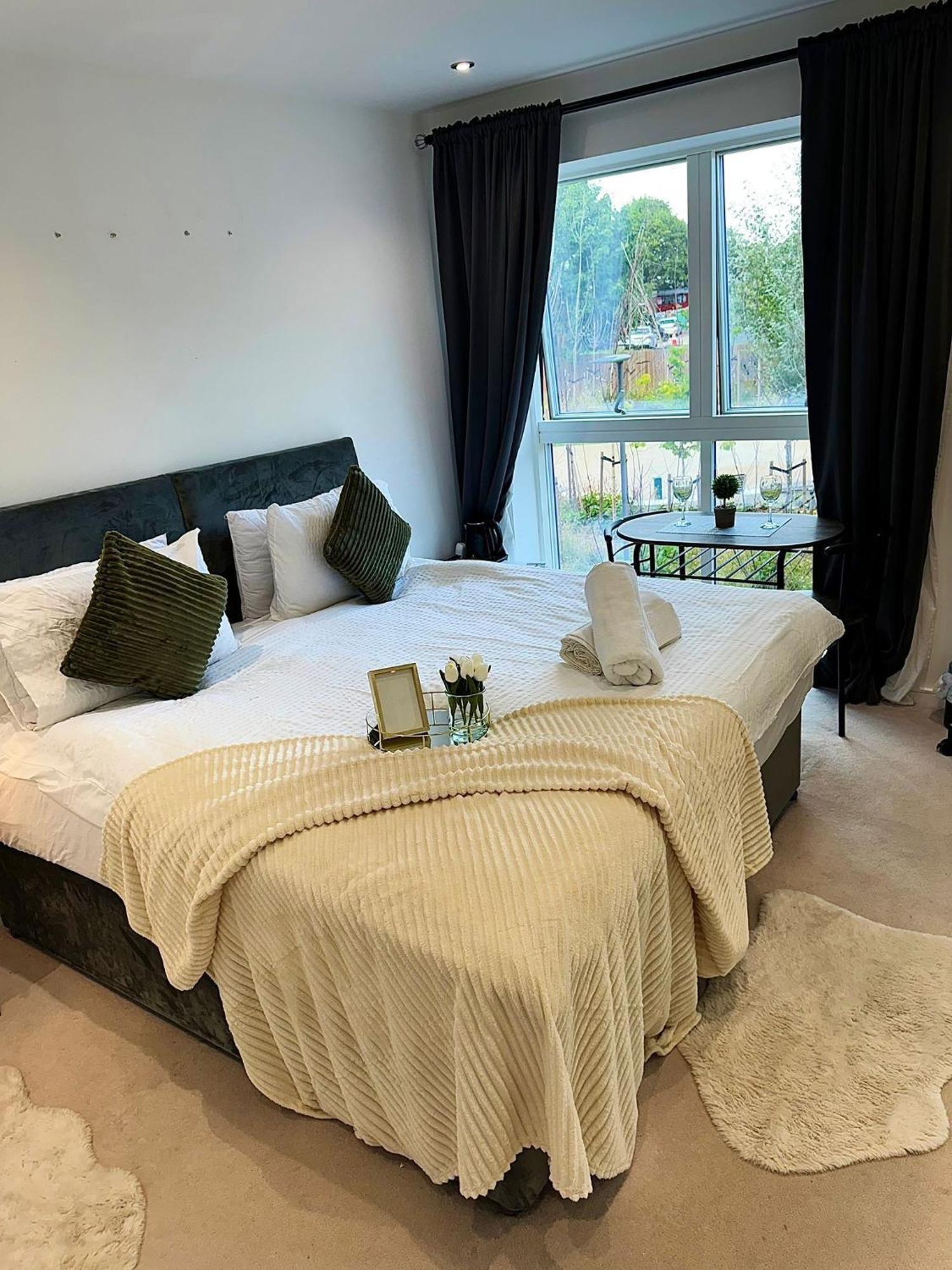 Kayz Lodge- Luxury Ensuite-private & Shared In A New House At The Olympic Village Overlooking Stratford Westfield And Tube Station Lodge London