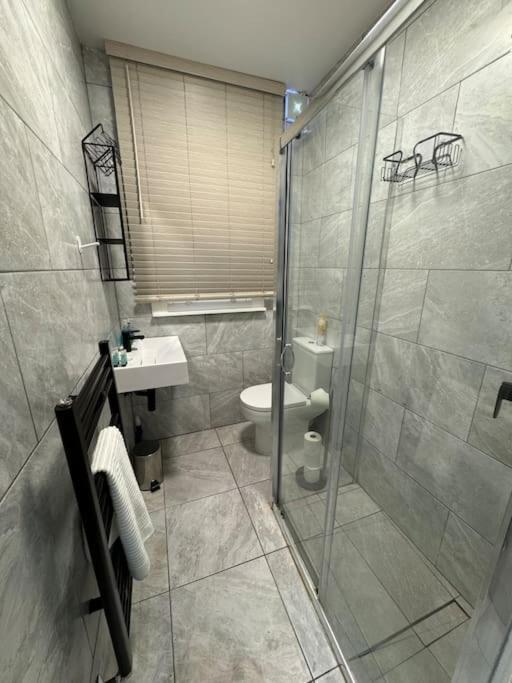 2 Bedroom Garden Flat! 1 Min From Station! Apartment