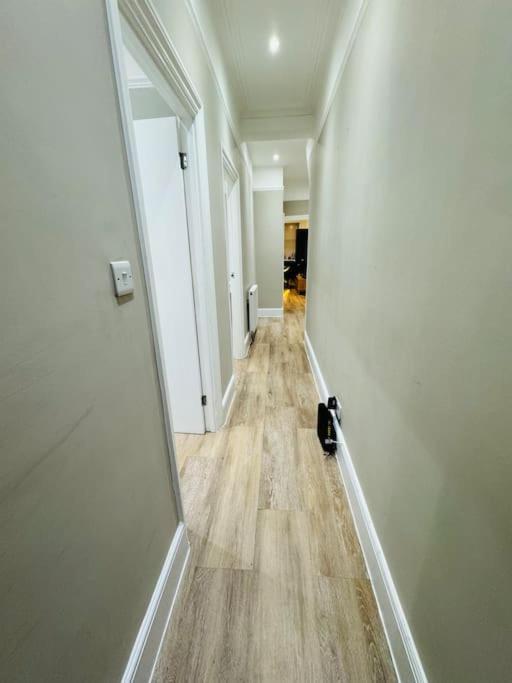 2 Bedroom Garden Flat! 1 Min From Station! Apartment *