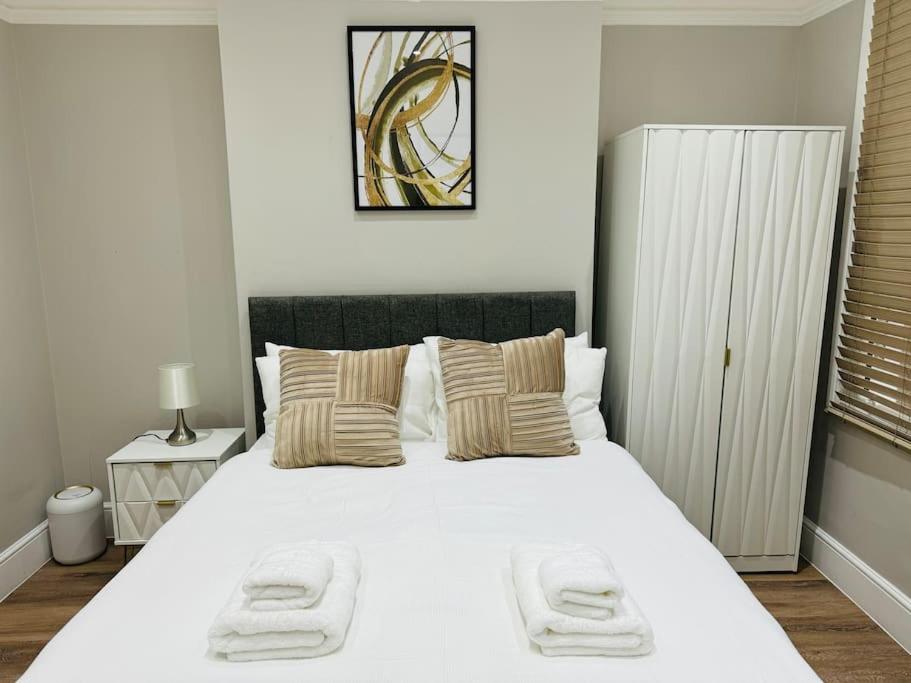 2 Bedroom Garden Flat! 1 Min From Station! Apartment London