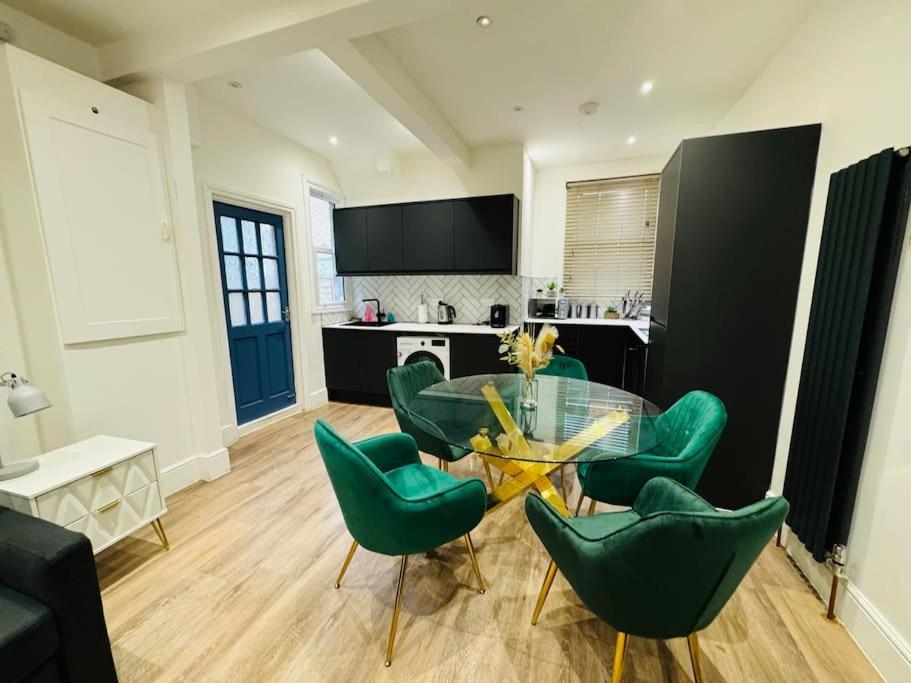 2 Bedroom Garden Flat! 1 Min From Station!