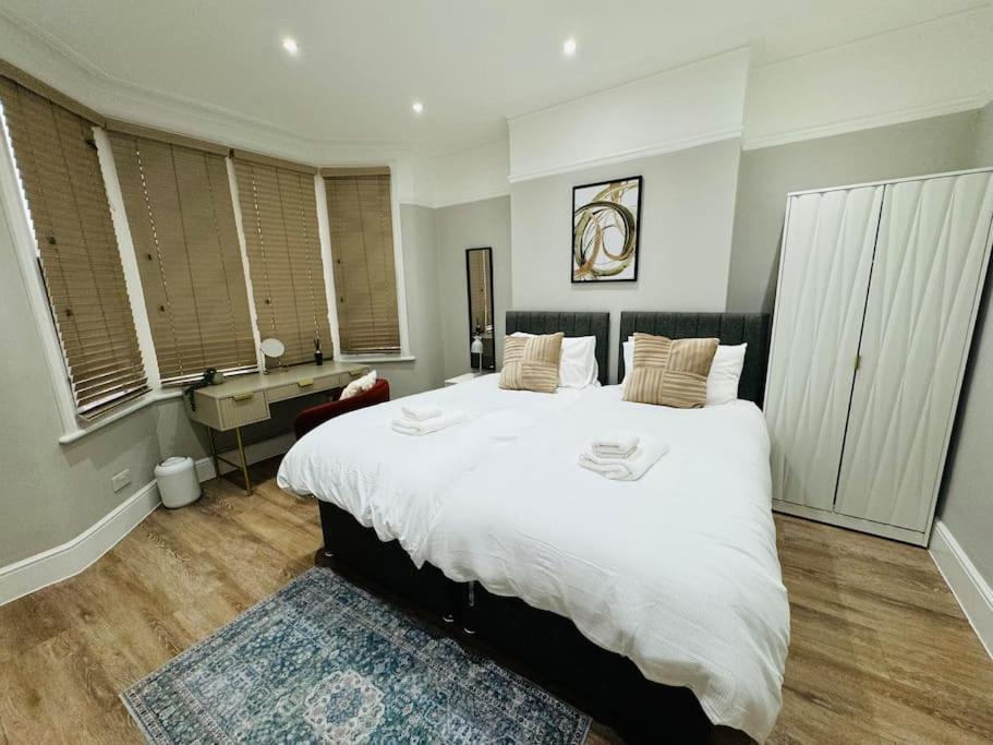 Apartment 2 Bedroom Garden Flat! 1 Min From Station! *