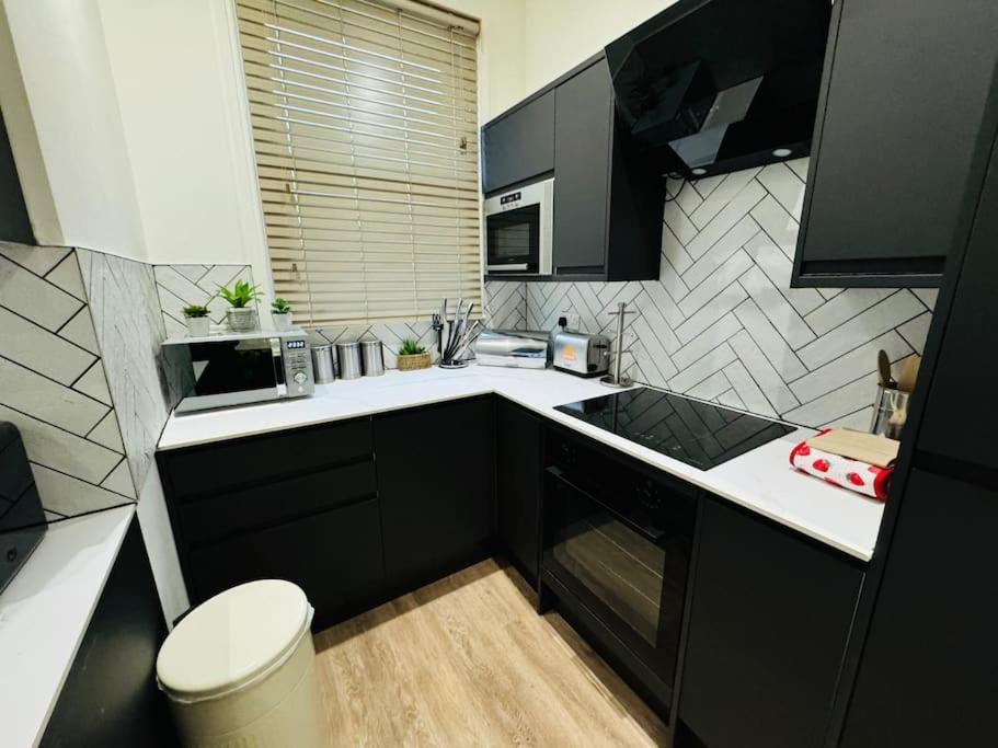 2 Bedroom Garden Flat! 1 Min From Station! Apartment London