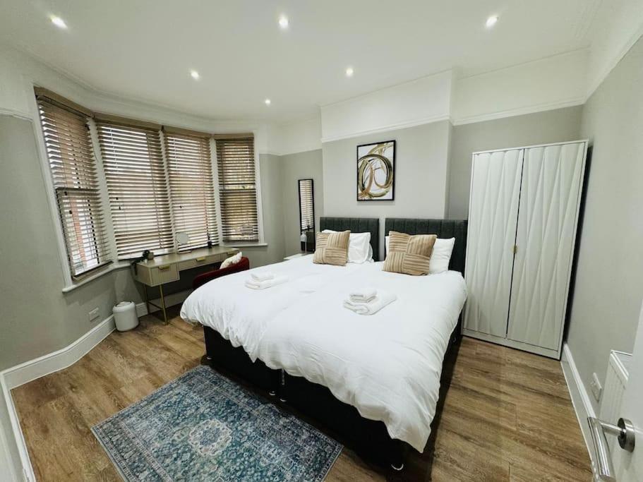 2 Bedroom Garden Flat! 1 Min From Station! *
