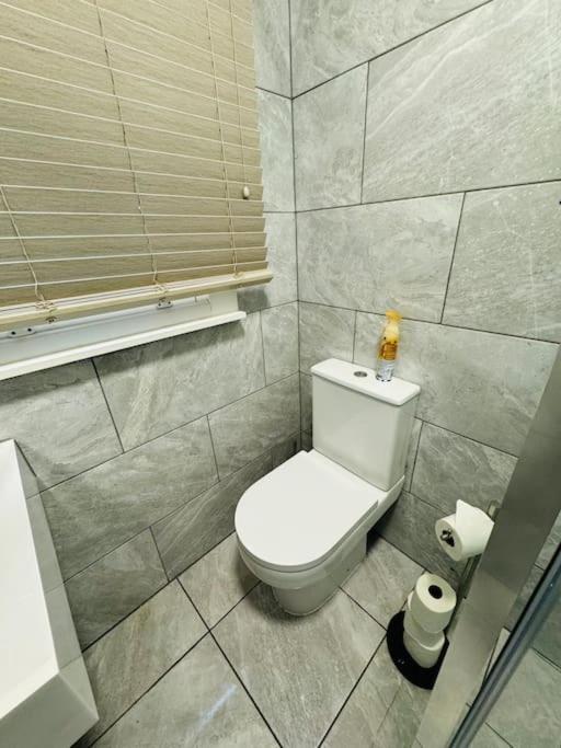 2 Bedroom Garden Flat! 1 Min From Station! Apartment