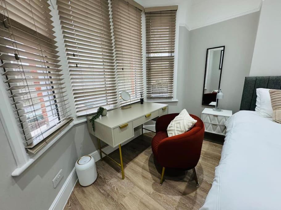 Apartment 2 Bedroom Garden Flat! 1 Min From Station!