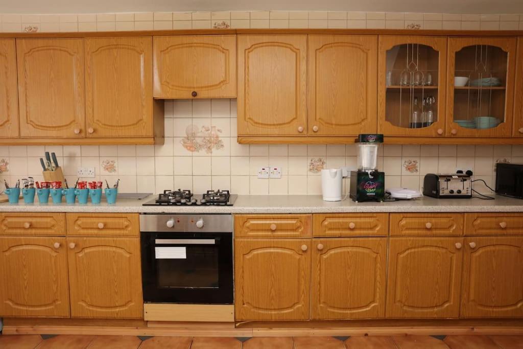 The Entire 4 Bedroom House Near Victoria Park And In Bow E3 Vakantiehuis Londen