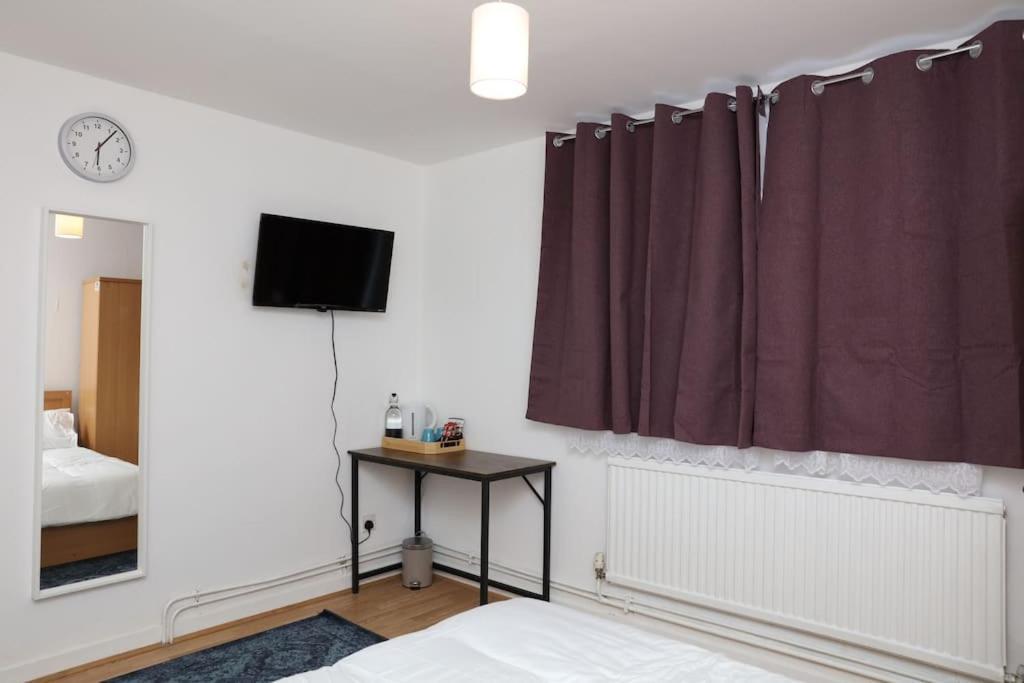 The Entire 4 Bedroom House Near Victoria Park And In Bow E3 Vakantiehuis Londen
