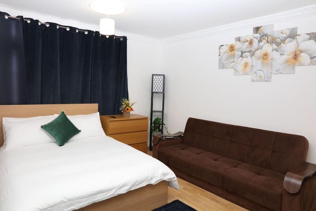 The Entire 4 Bedroom House Near Victoria Park And In Bow E3 Vakantiehuis Londen