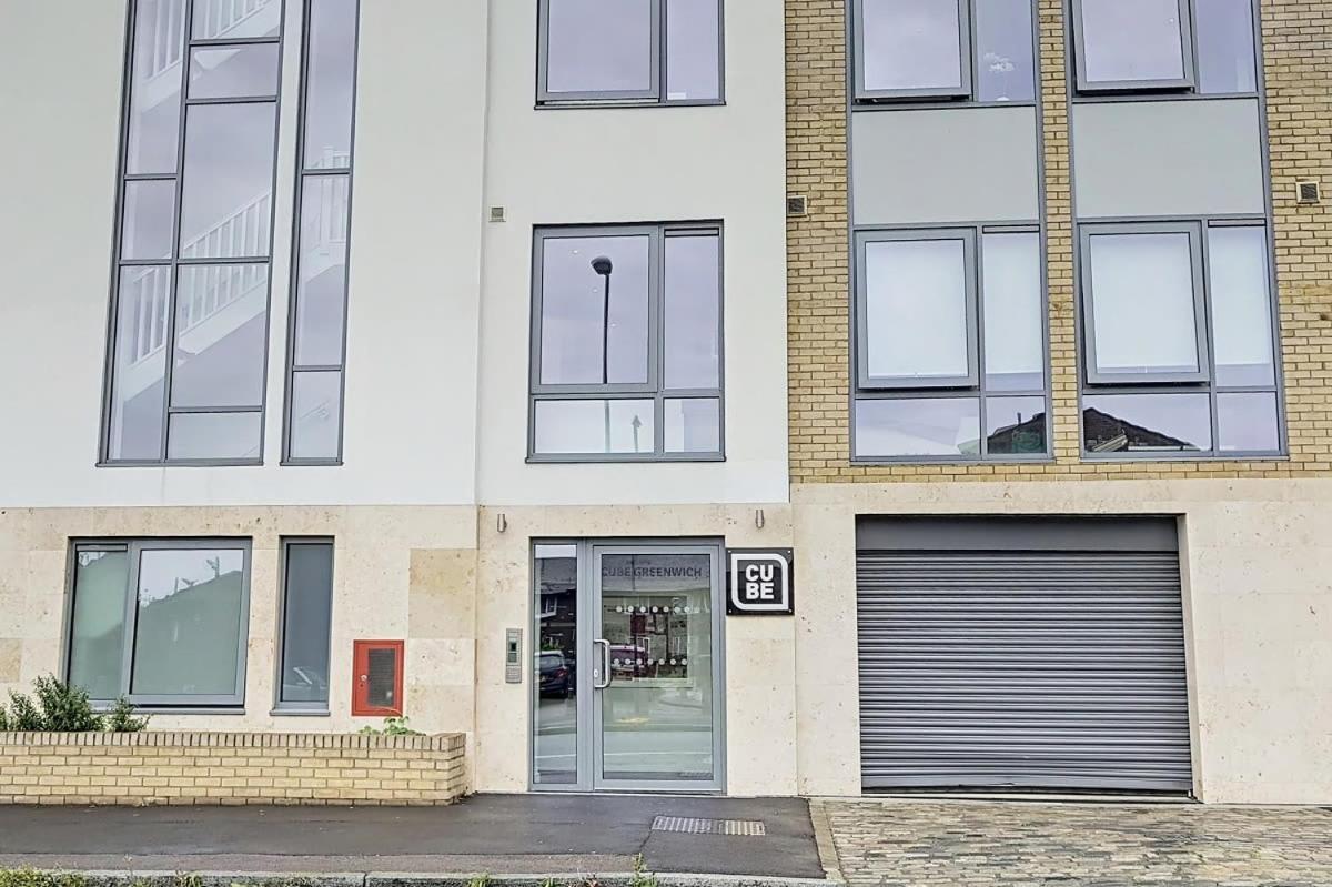 Apartment The Cube Greenwich Premium Studios London