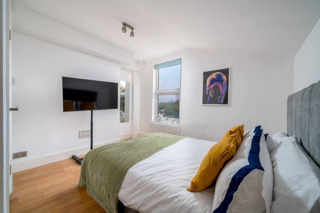 New 4bd Stylish With Amazing Transport * London
