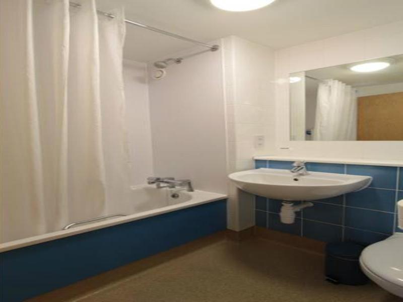 Travelodge Airport 3*
