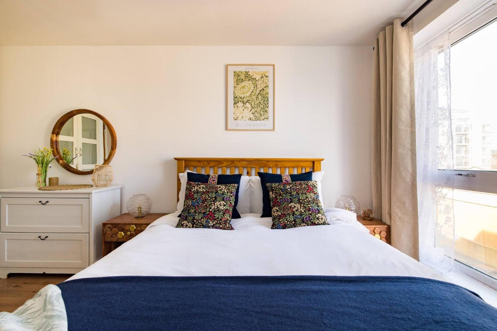 Wild Roses Service - East India Apartment *