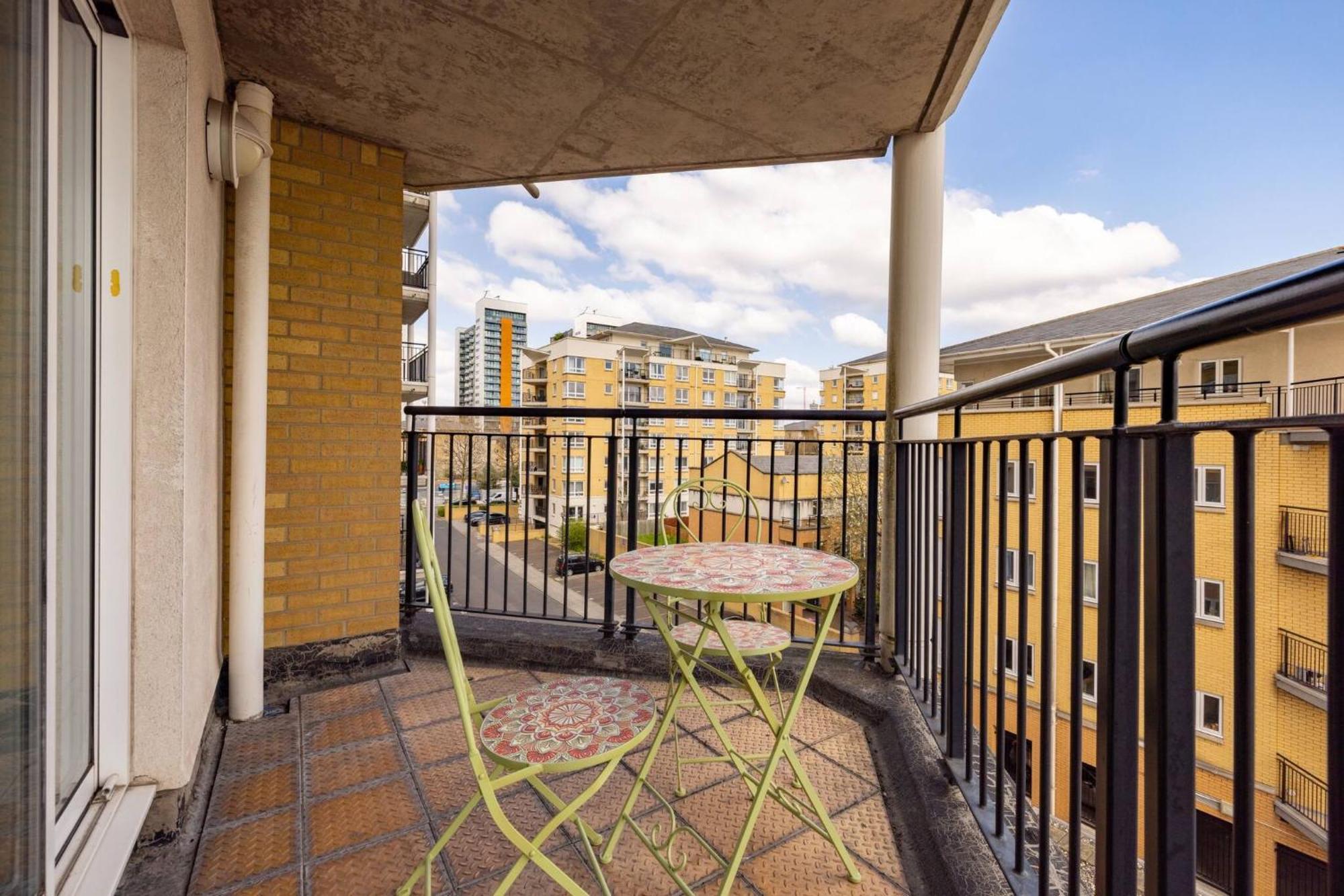 Wild Roses Service - East India Apartment *