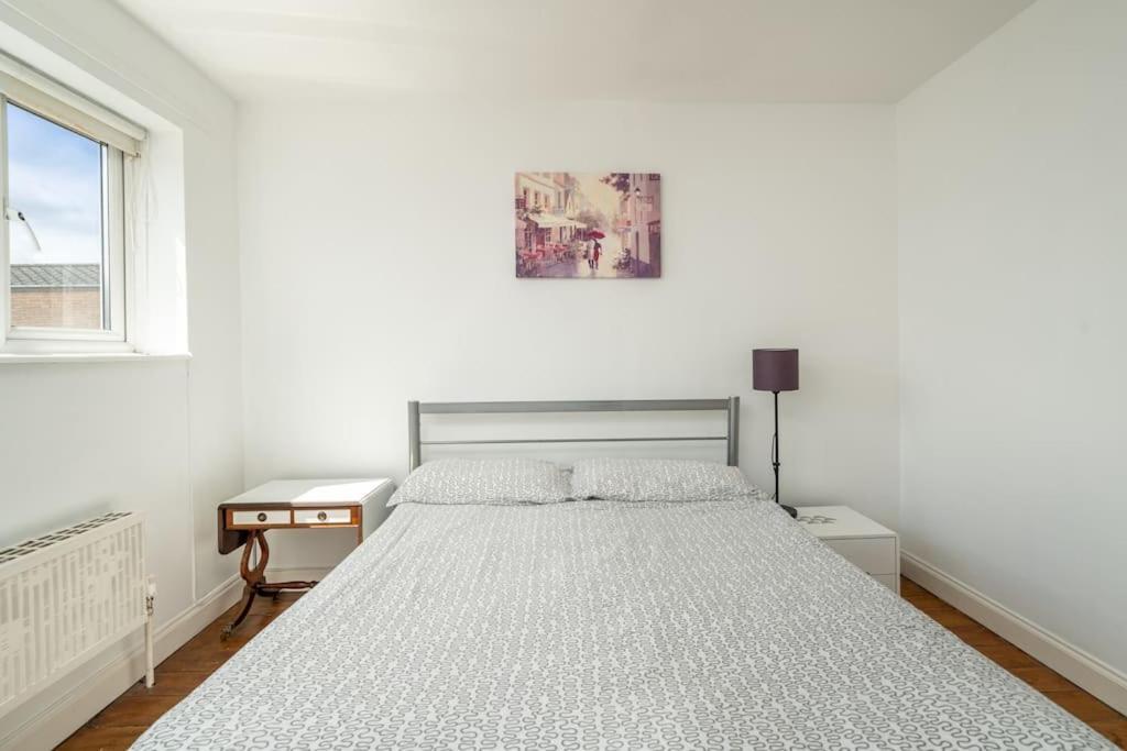 Bright Spacious 2 Bedroom Flat In Zone One Apartment *
