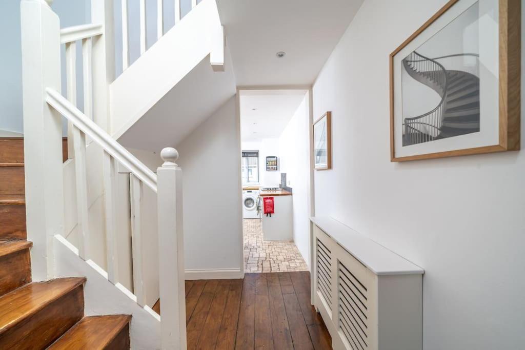 Bright Spacious 2 Bedroom Flat In Zone One * London