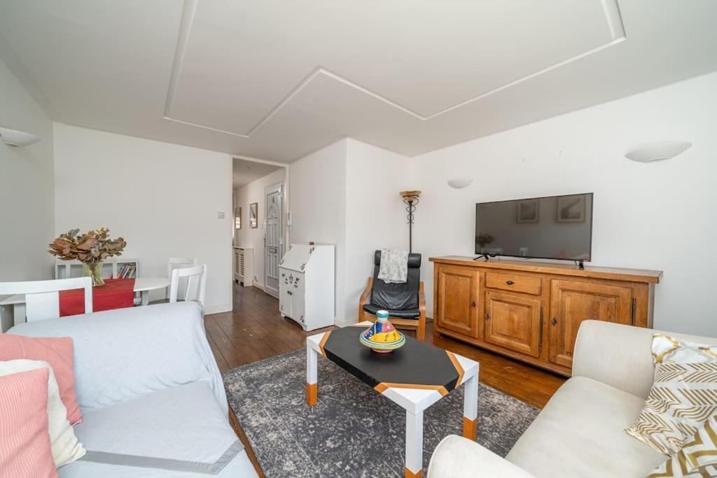 Bright Spacious 2 Bedroom Flat In Zone One Apartment
