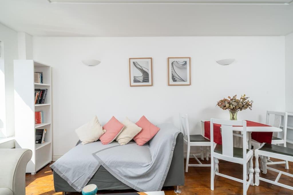 Bright Spacious 2 Bedroom Flat In Zone One Apartment *