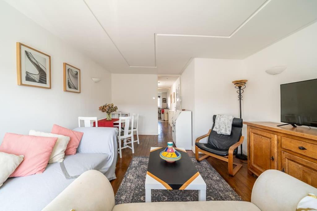 Bright Spacious 2 Bedroom Flat In Zone One * London