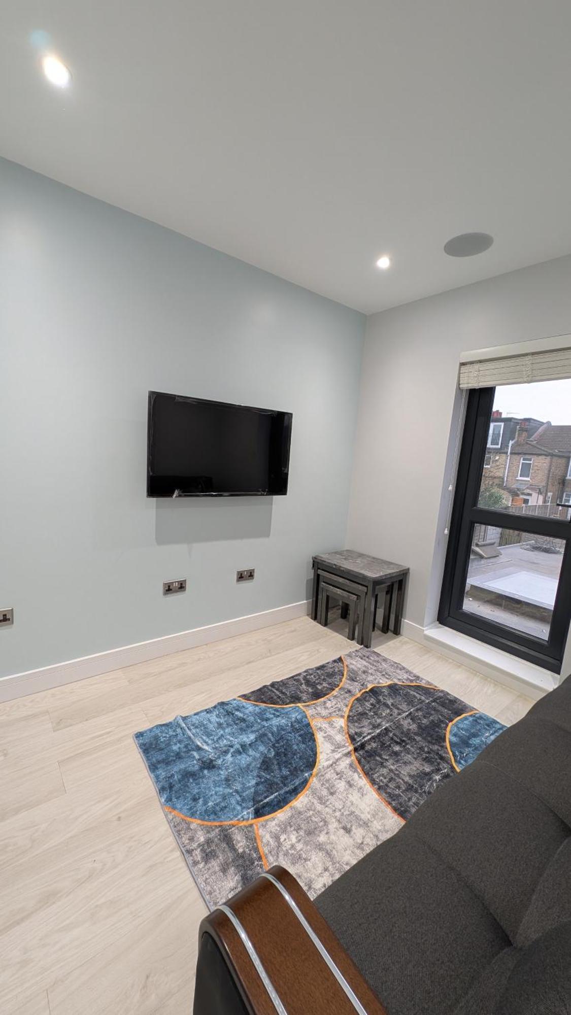 Family Friendly Fully Refurbished 3 Bedroom, 3 Bathroom In Appartement *