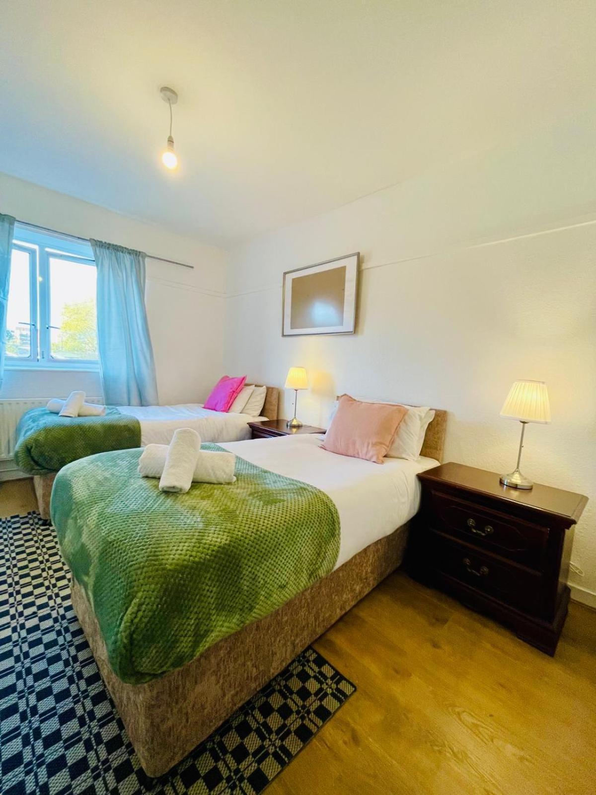 2bd Canarywharf Mile End Private Balcony Free Parking Apartment