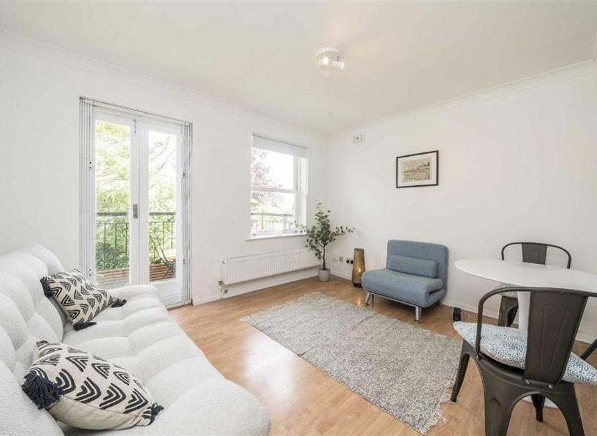 Apartment Bright Newly Refurbished London