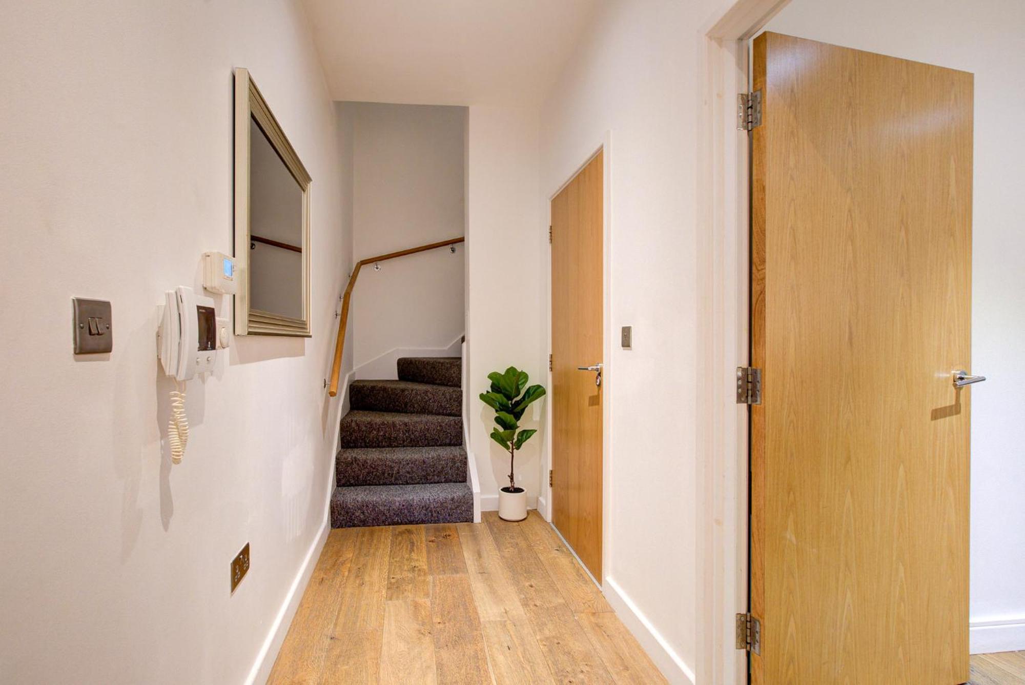 Hybrid Resi Greenwich Near O2 Arena London