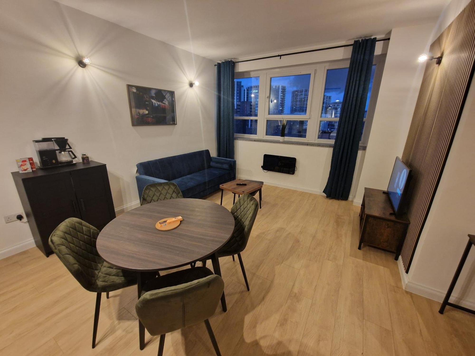 Modern 2 Bedroom 2 Bathroom Flat, Free Parking Apartment London