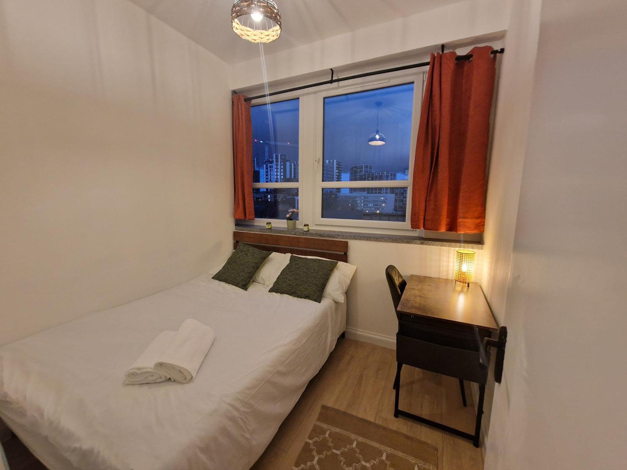 Modern 2 Bedroom 2 Bathroom Flat, Free Parking *