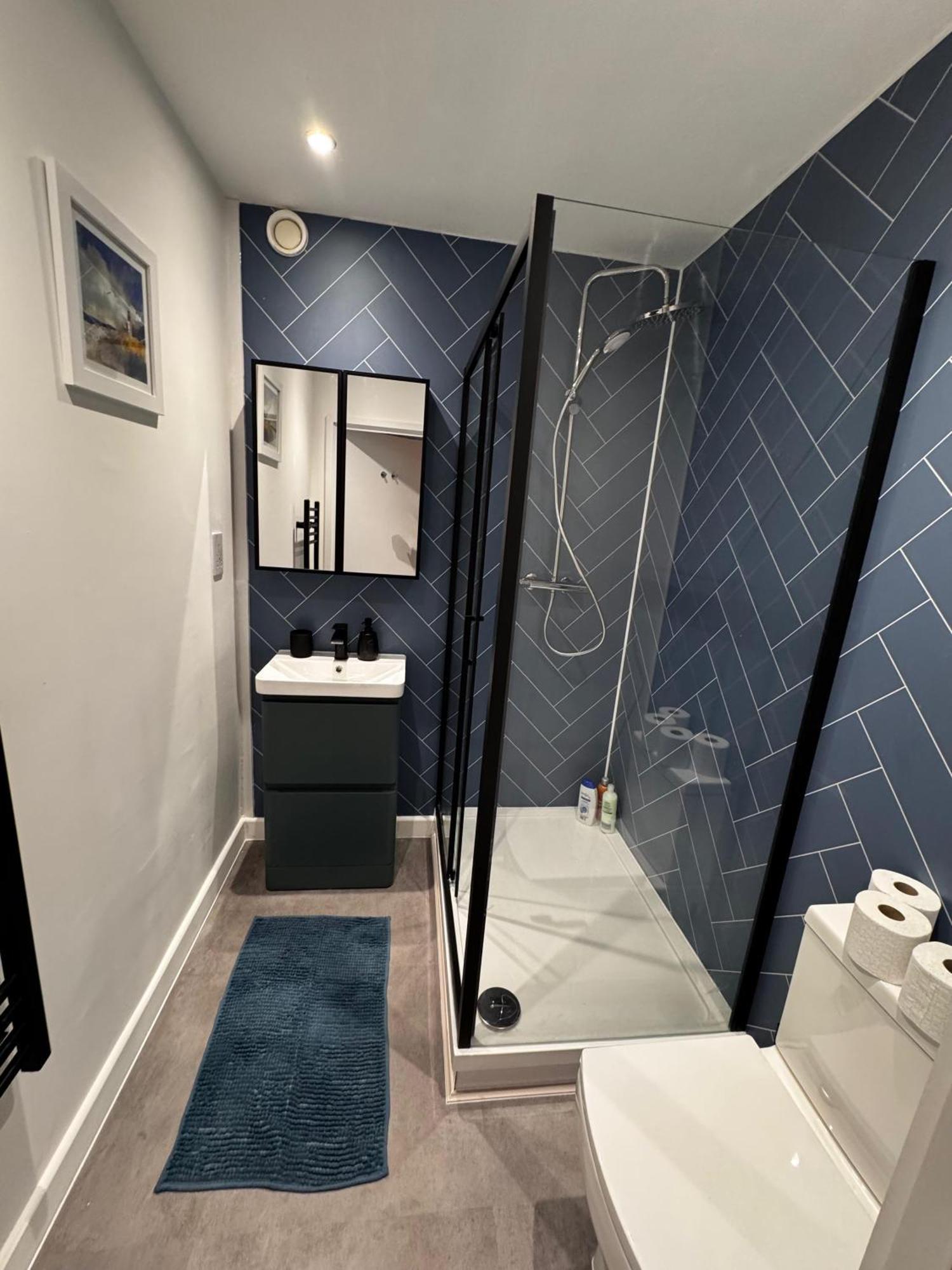 Modern 2 Bedroom 2 Bathroom Flat, Free Parking Apartment *