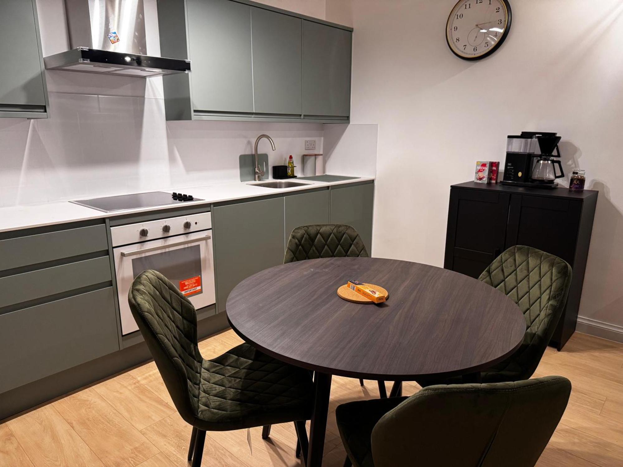 Modern 2 Bedroom 2 Bathroom Flat, Free Parking Apartment *