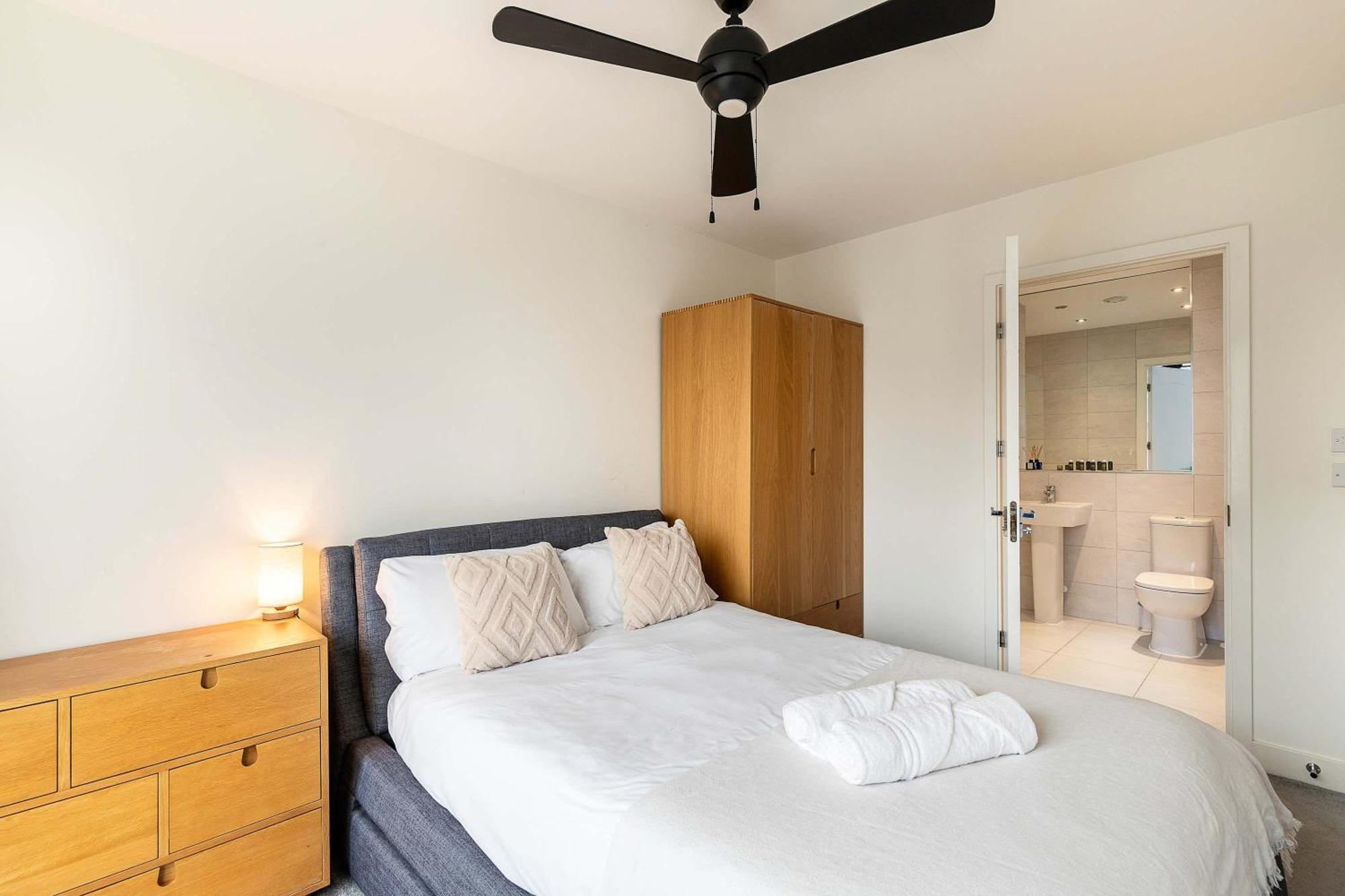 3br Poplar Views Of Canary Wharf Apartment