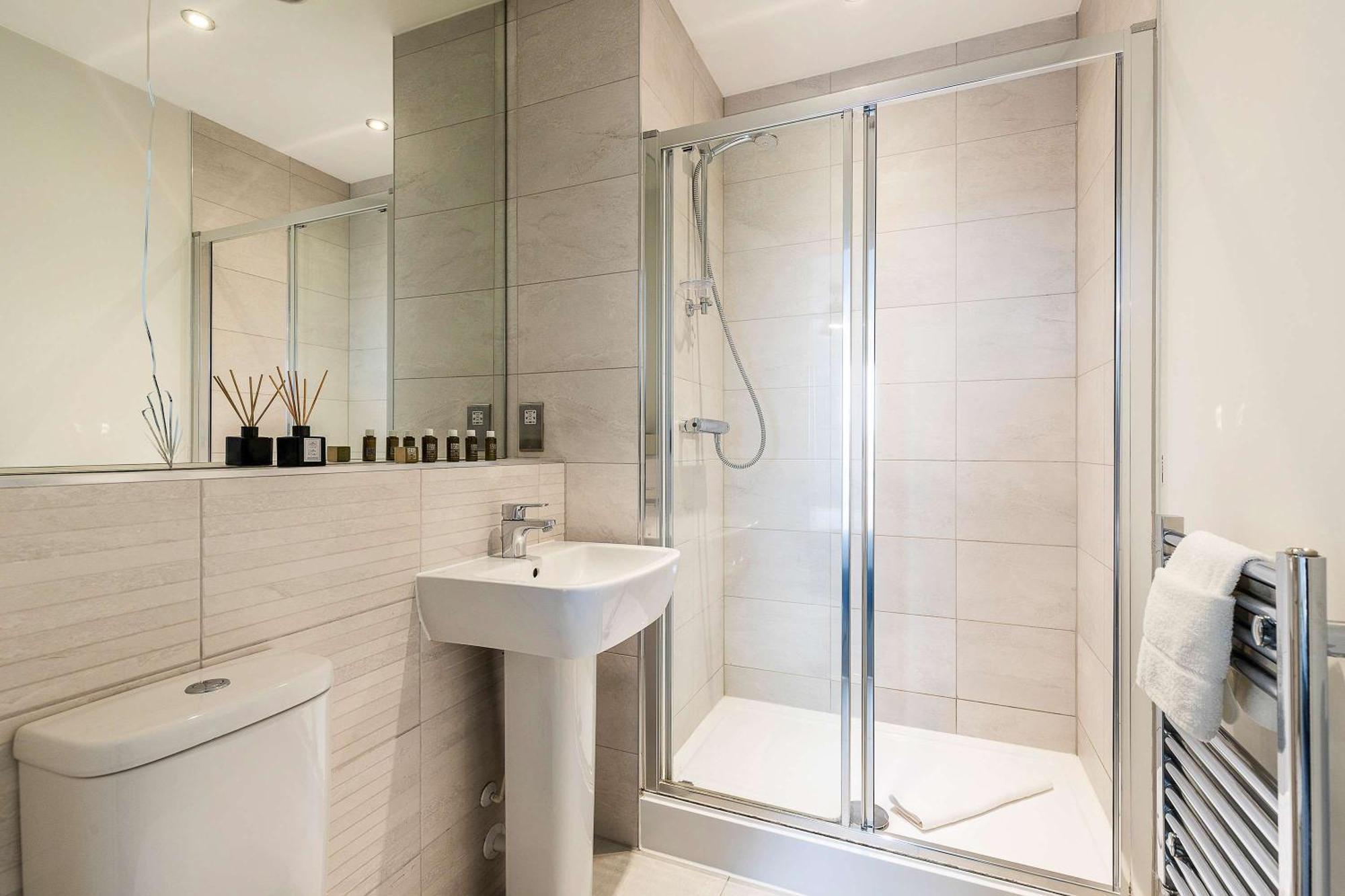 3br Poplar Views Of Canary Wharf London