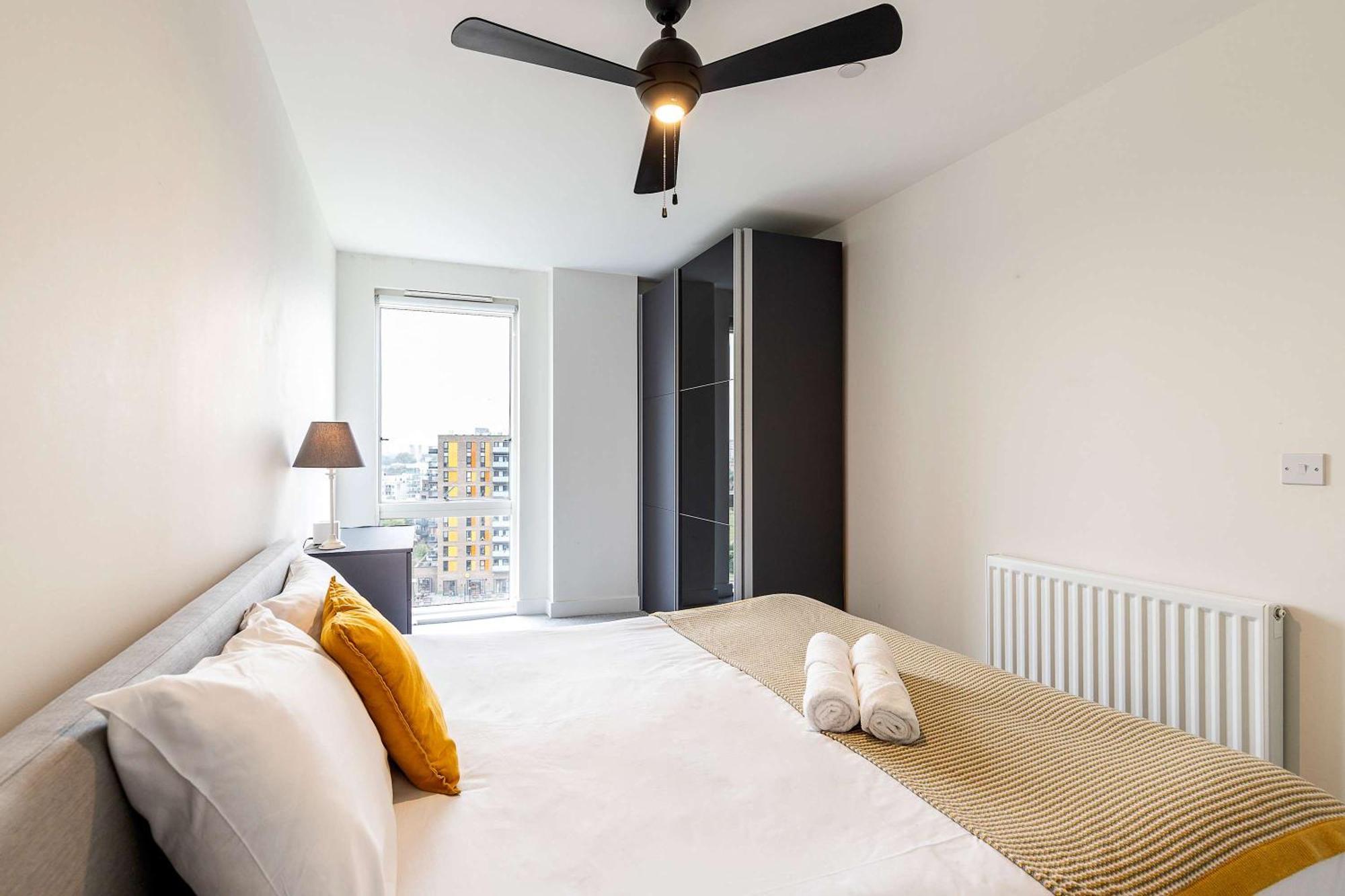 3br Poplar Views Of Canary Wharf