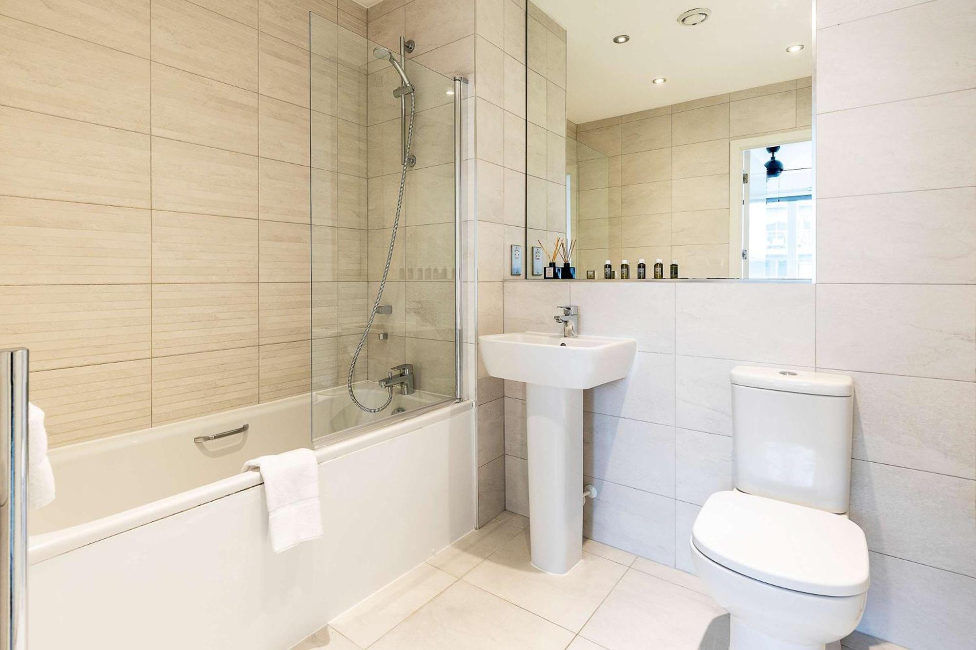 3br Poplar Views Of Canary Wharf Apartment