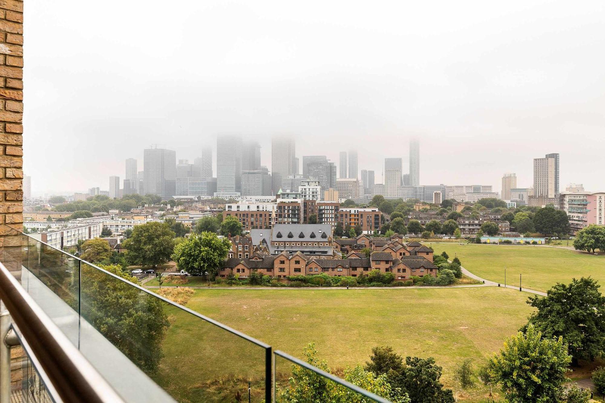 3br Poplar Views Of Canary Wharf
