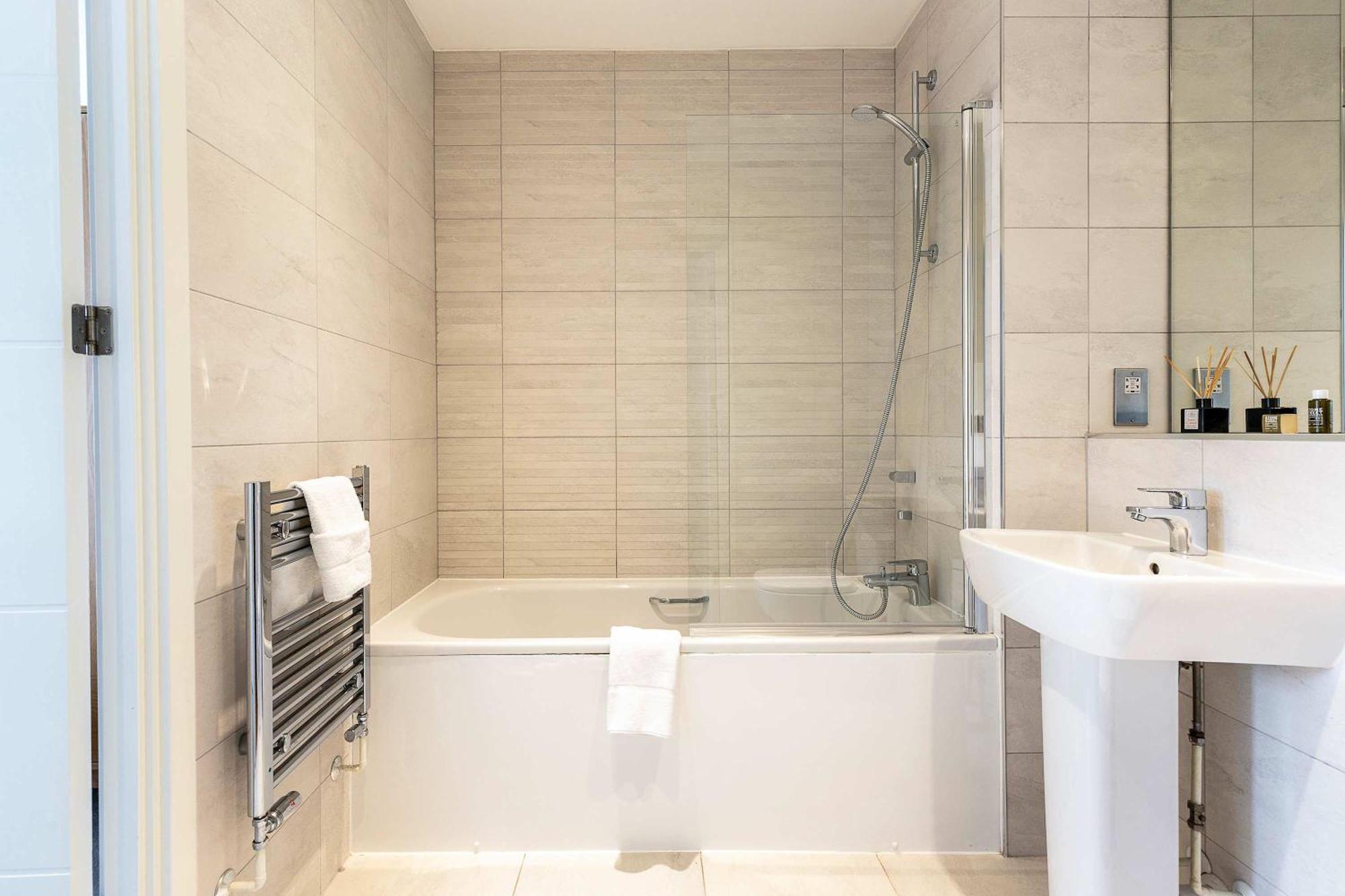 Apartment 3br Poplar Views Of Canary Wharf London