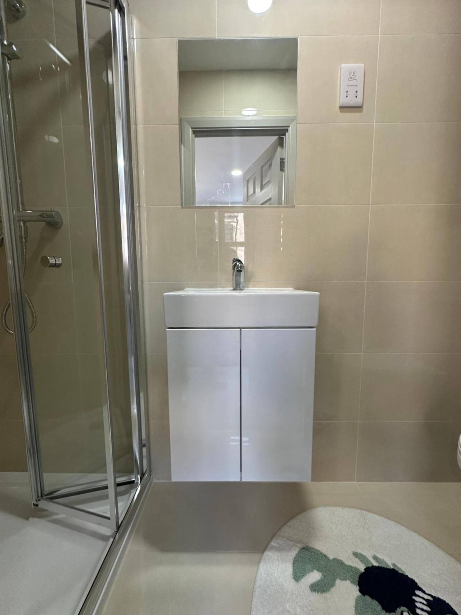 Luxury Flat In London! E1!f3 *