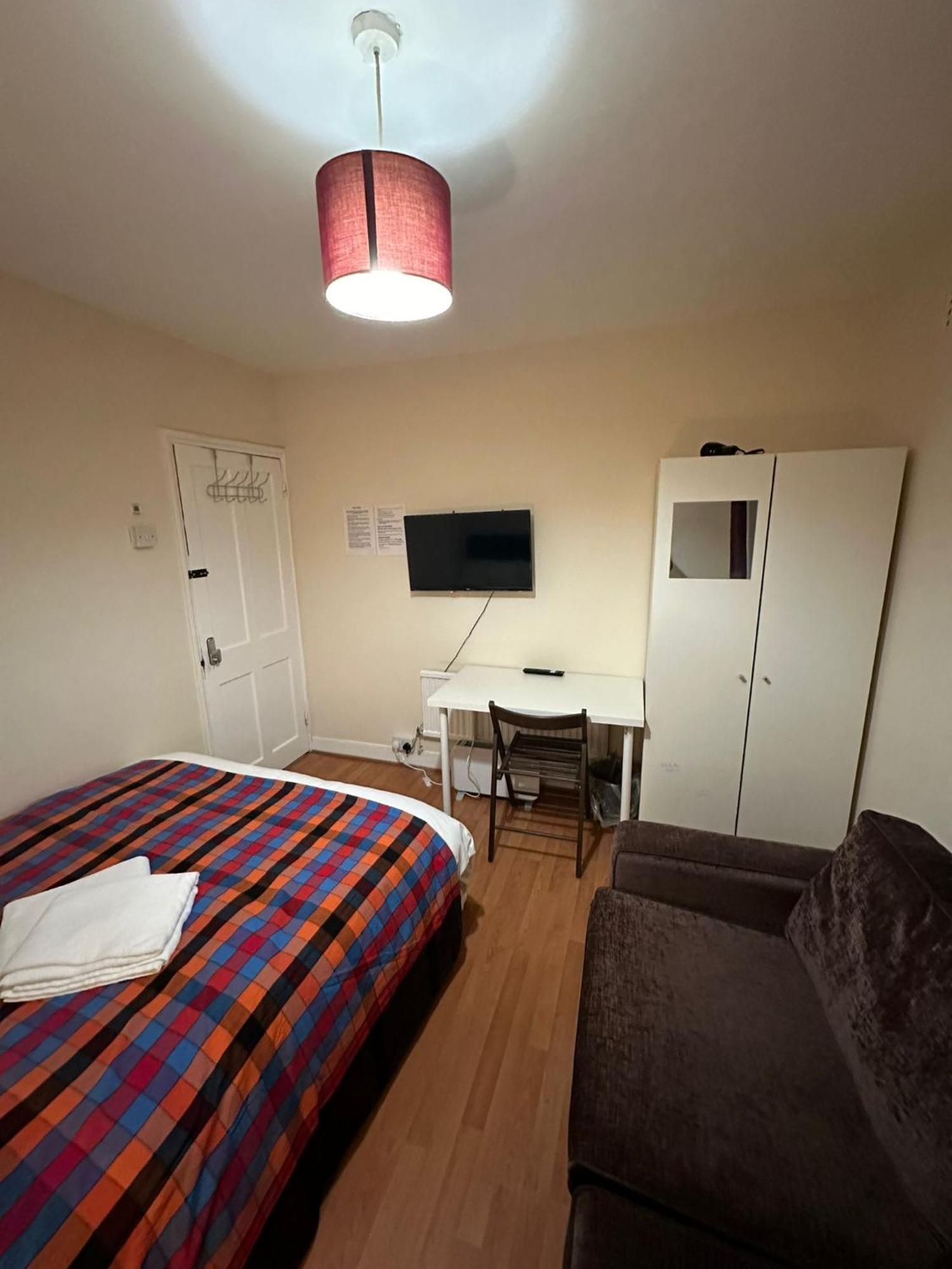 Beautiful Private Double In A Shared 3-bedroom Minutes Walk From Bethnal * Londen