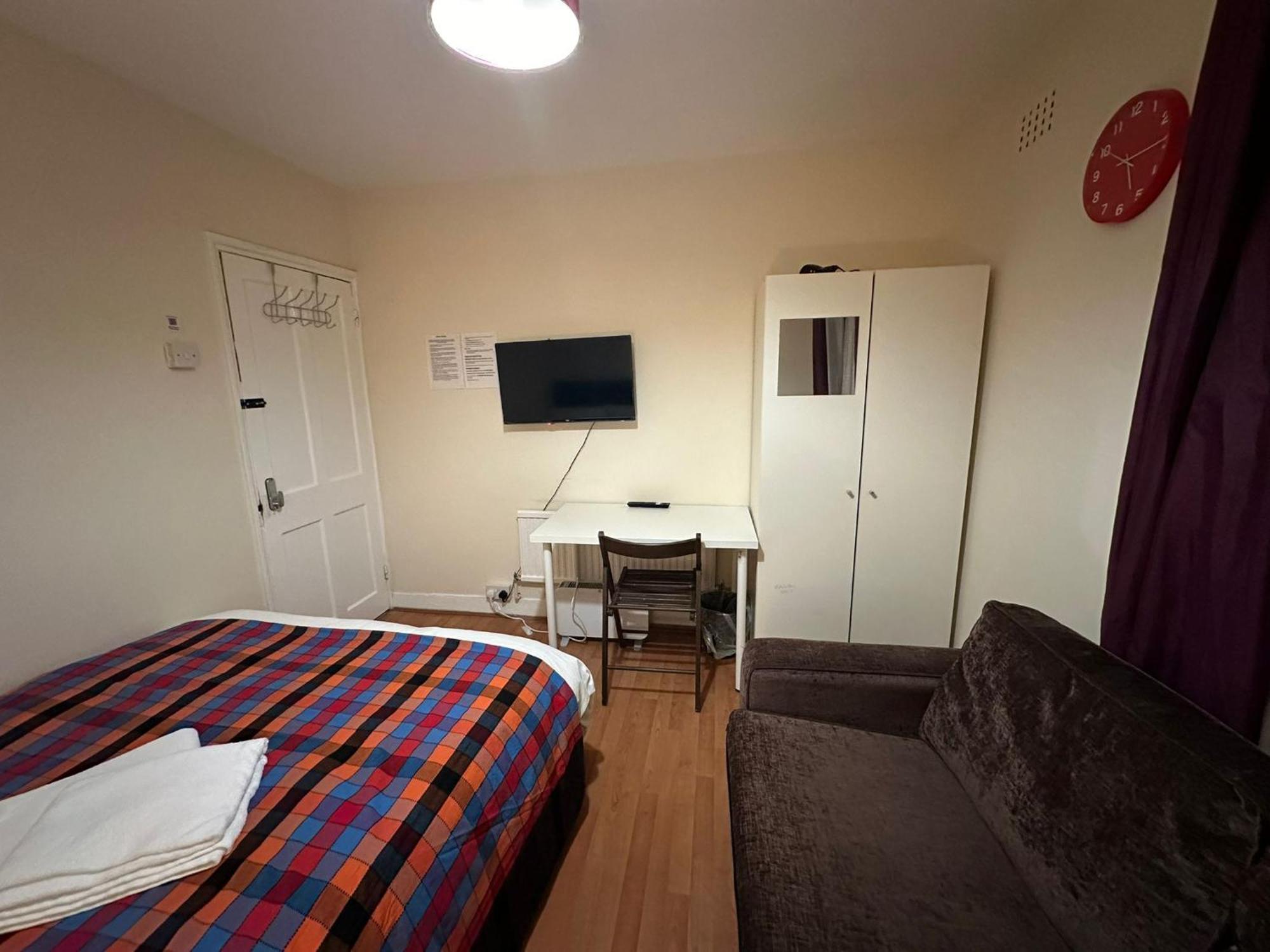 Beautiful Private Double In A Shared 3-bedroom Minutes Walk From Bethnal * Londen