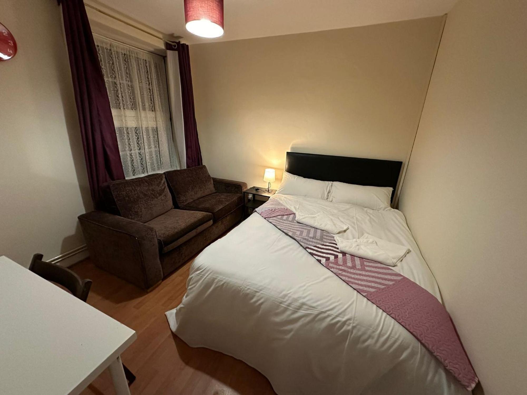 Beautiful Private Double In A Shared 3-bedroom Minutes Walk From Bethnal * Londen