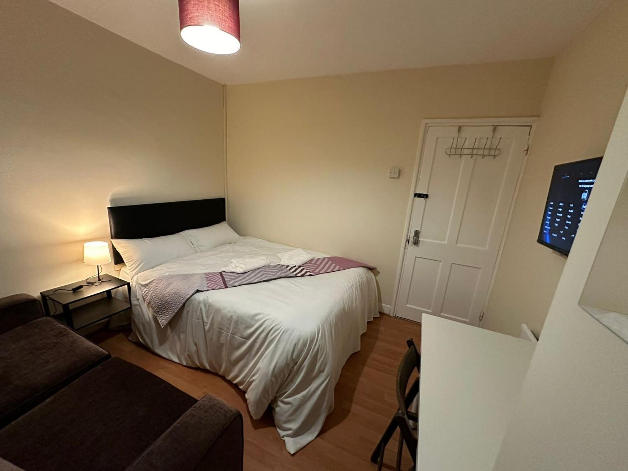 Appartement Beautiful Private Double In A Shared 3-bedroom Minutes Walk From Bethnal Londen
