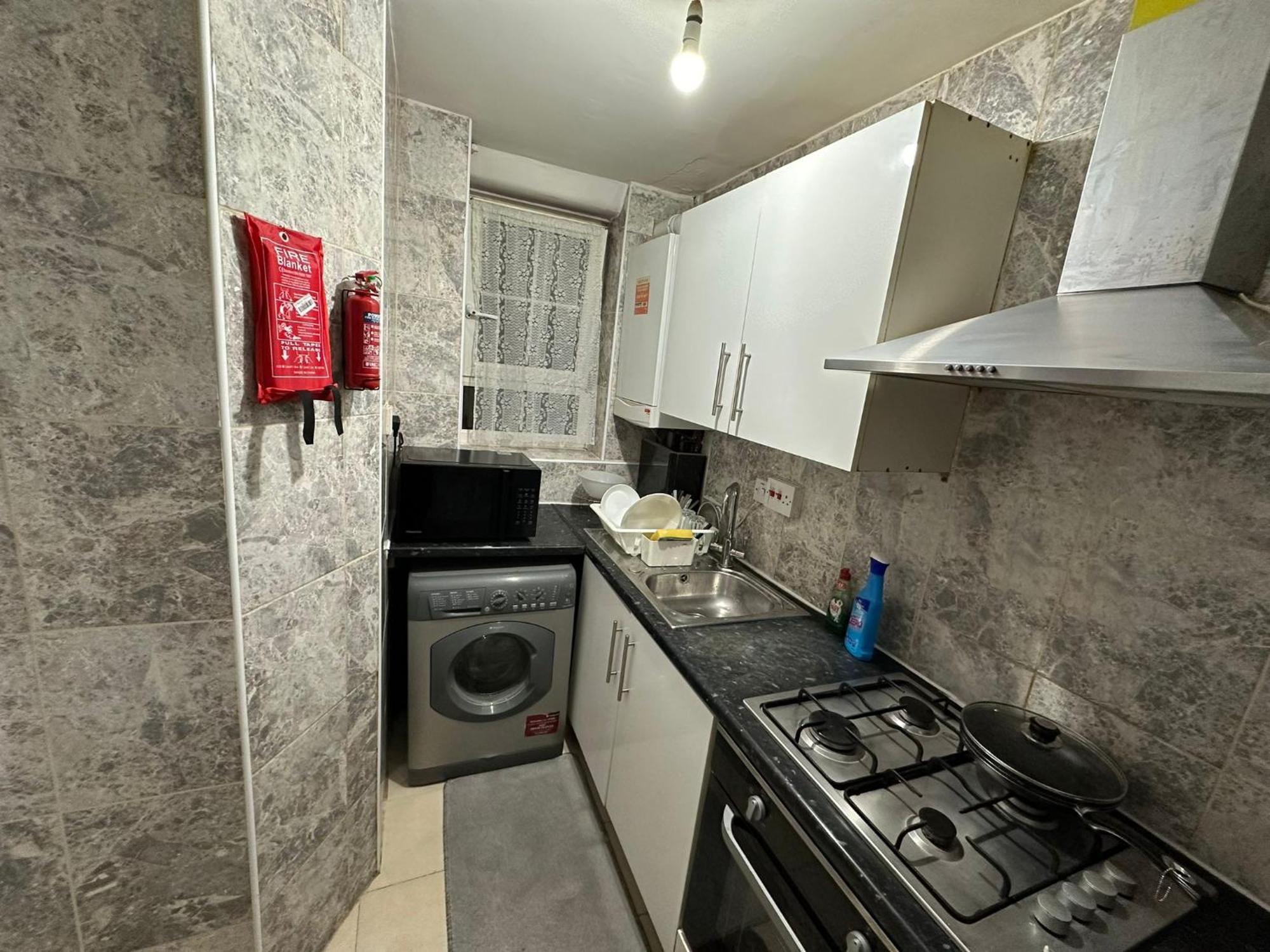 Beautiful Private Double In A Shared 3-bedroom Minutes Walk From Bethnal * Londen